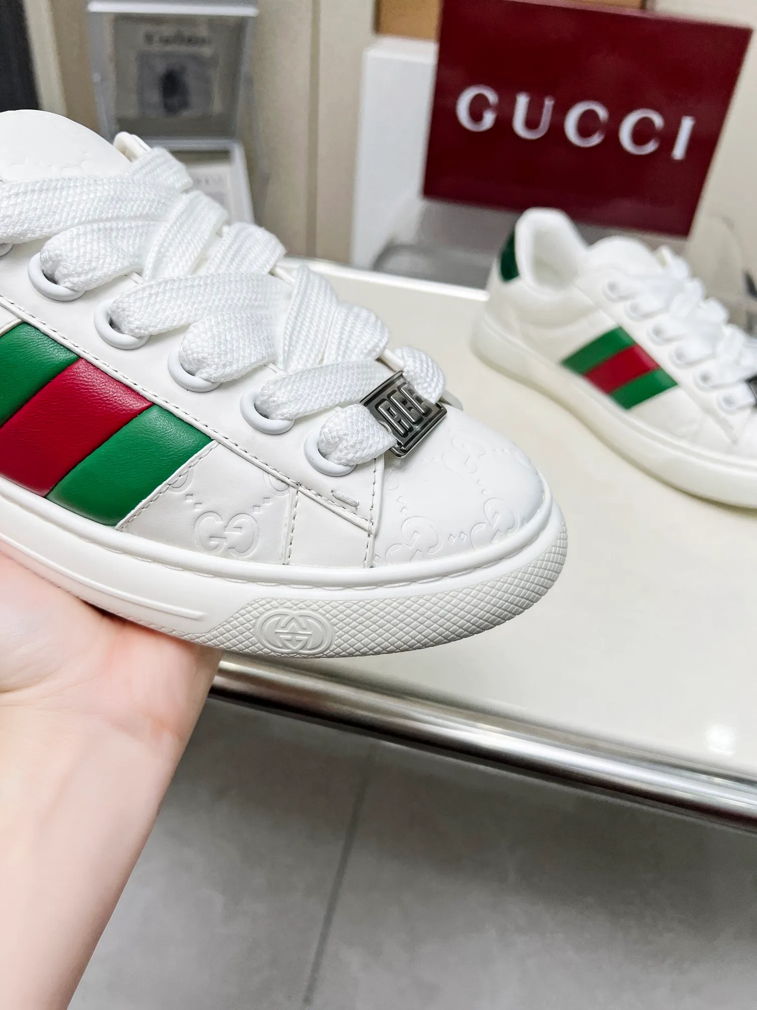 P660 embossed layout ❤️❤️❤️Gucci Gucci's latest Ace series casual sneakers for couples 🌸🌸🌸Original purchase, development and production. Since the advent of Gucci, the Ace series of sneakers has continued the brand narrative, and its ingenuity has made it the main product. The new series presents a distinctive low-top design with unique details to reinterpret the sneaker silhouette. The lace fixation is decorated with an "ACE" metal logo, and the thickened structure delicately creates a stiff shoe shape. 💖💖💖Gucci’s classic red and green striped webbing adds to the charm of the entire design. ☑️Fabric: Original imported first-layer cowhide ☑️Inner lining: Original customized soft cowhide ☑️Bottom thickness: 3CM ☑️Size: Female 35-40 Male 40-45